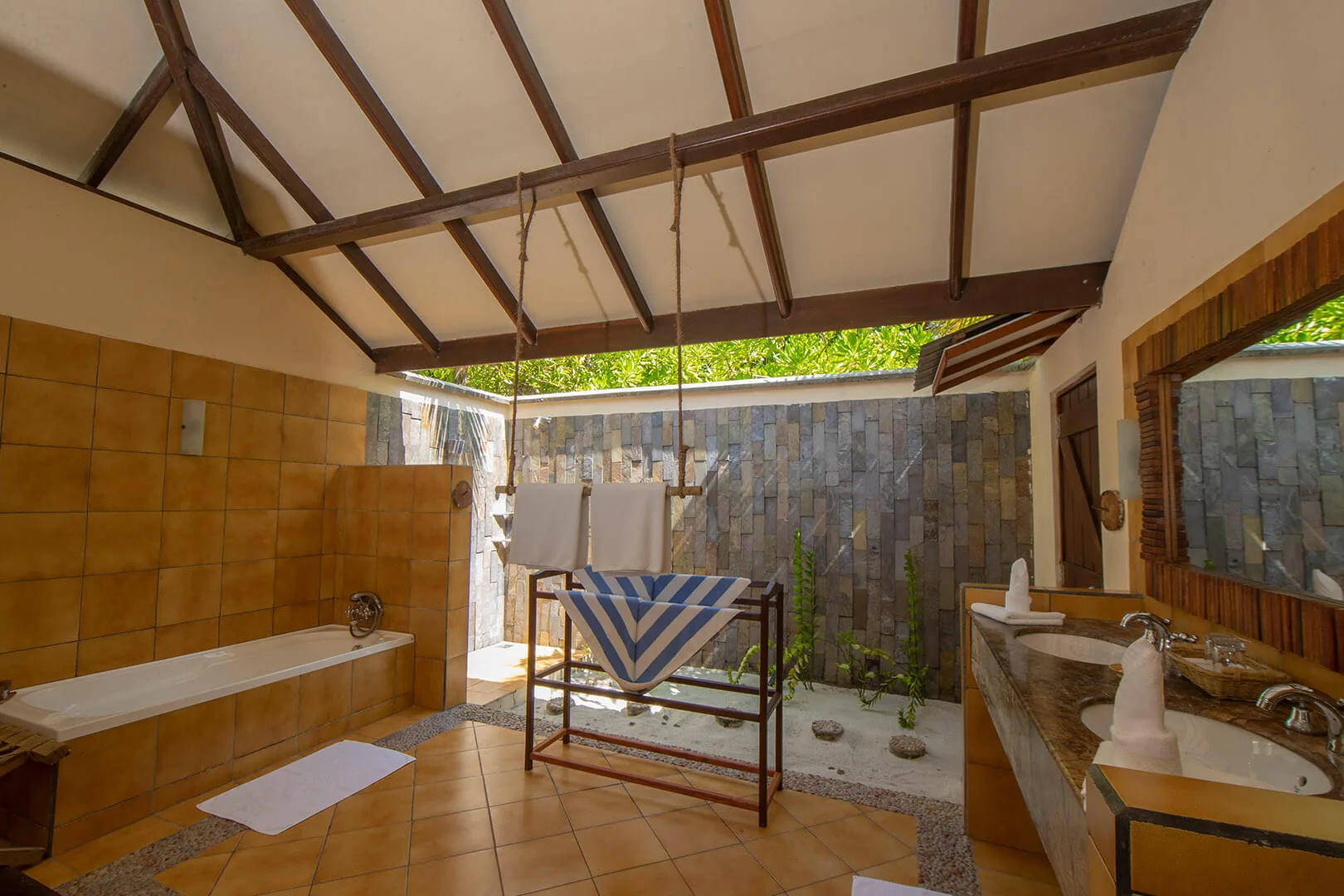 Deluxe Beach Villa — ванная комната под открытым небом