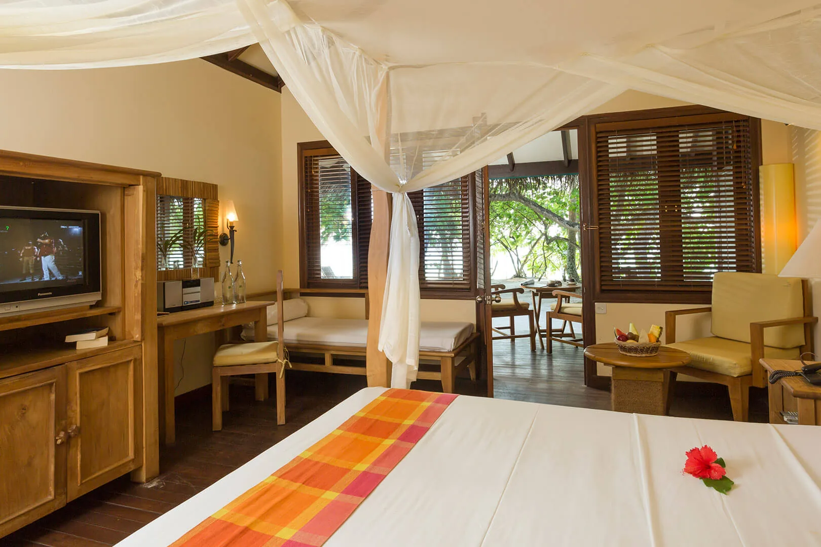 Superior Beach Villa — зона отдыха и рабочий стол