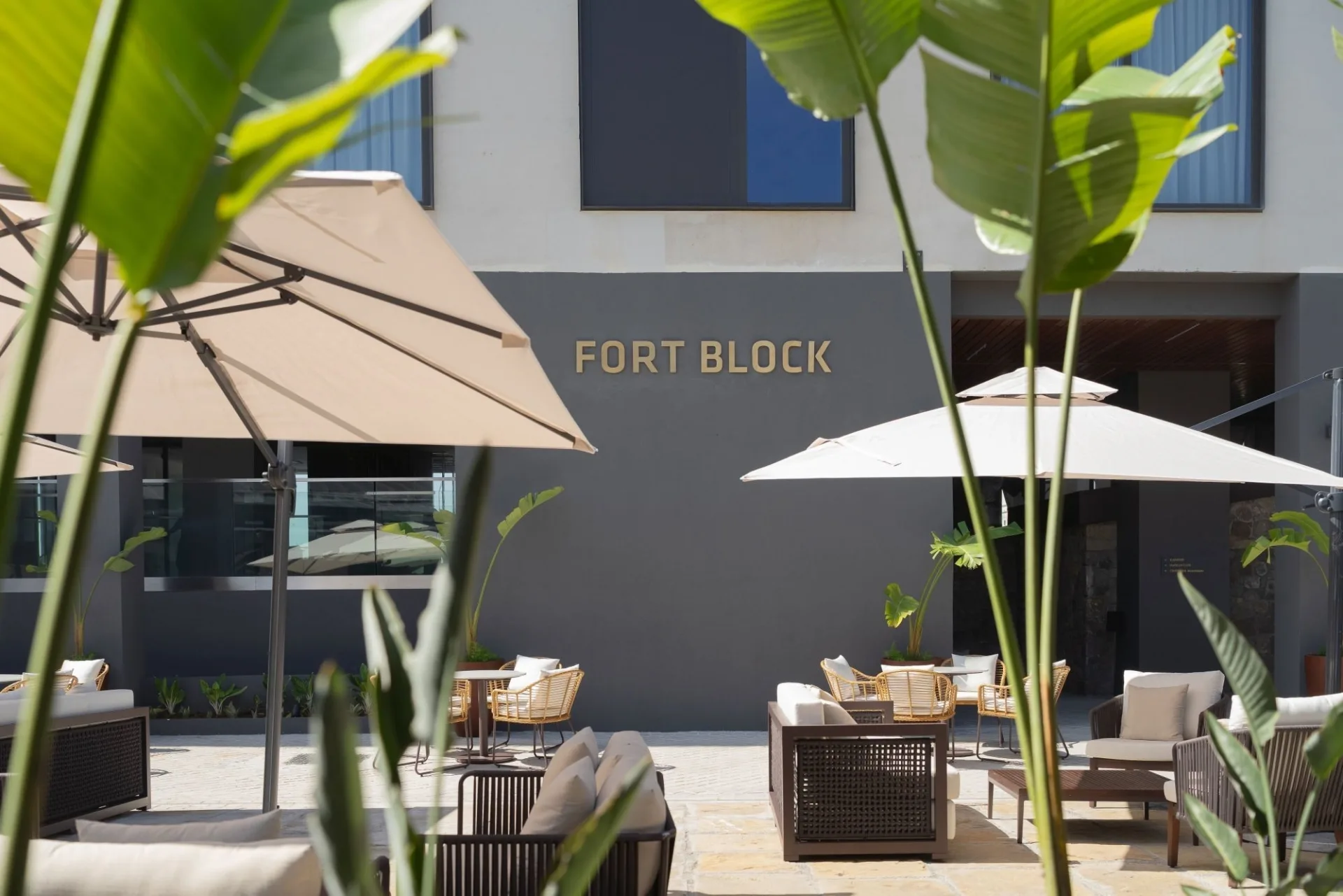 Внутренний двор Fort Block с зонтами и лежаками