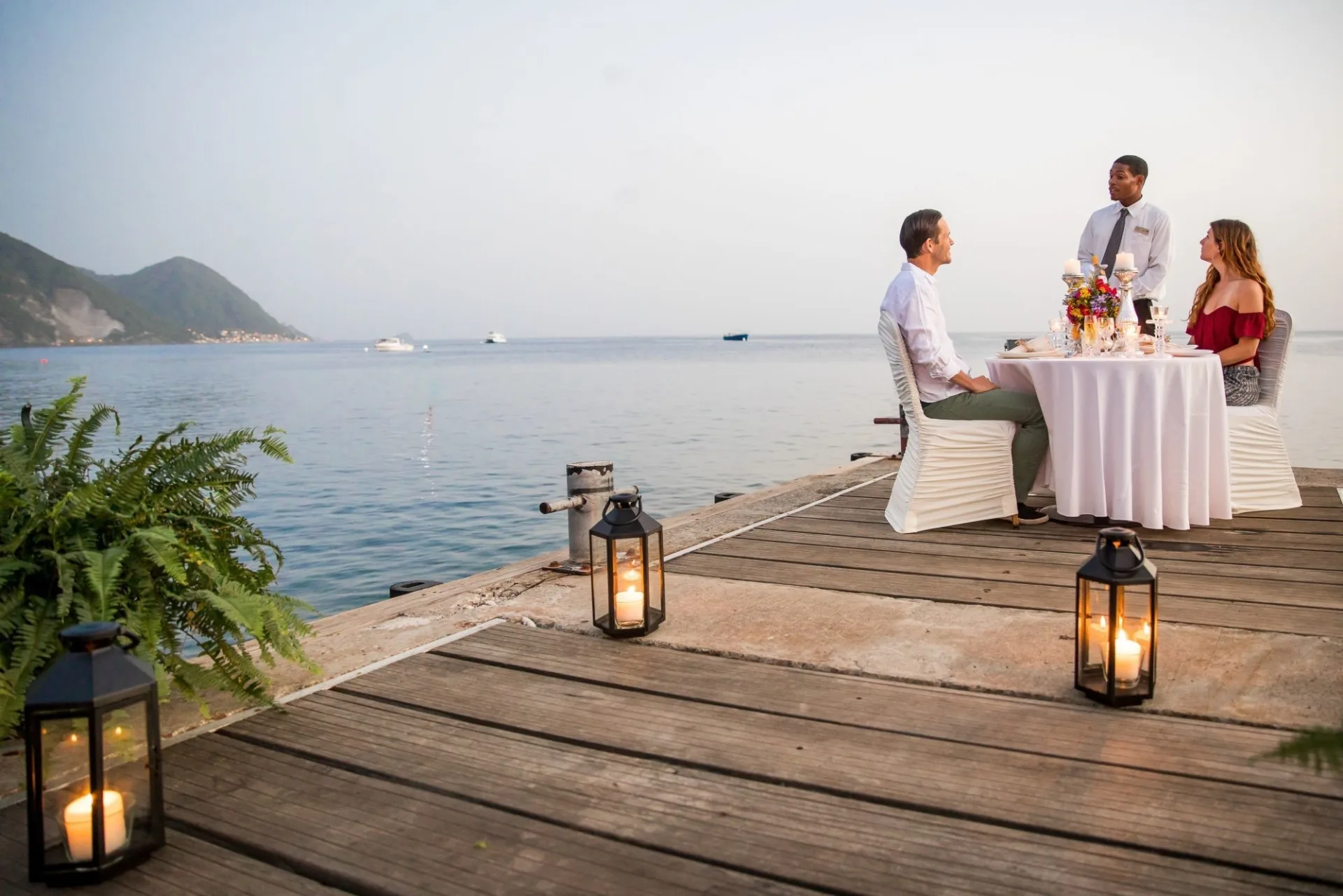 Ужин на причале при фонарях