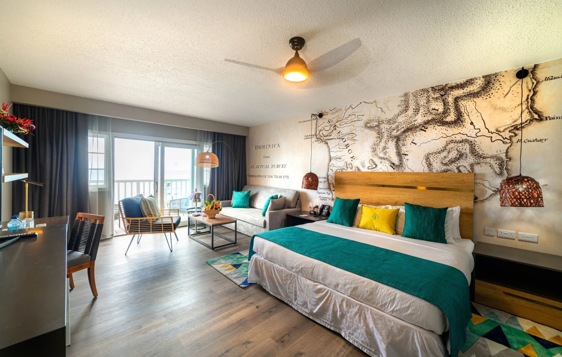 Deluxe Oceanfront Room — кровать, зона отдыха и балкон