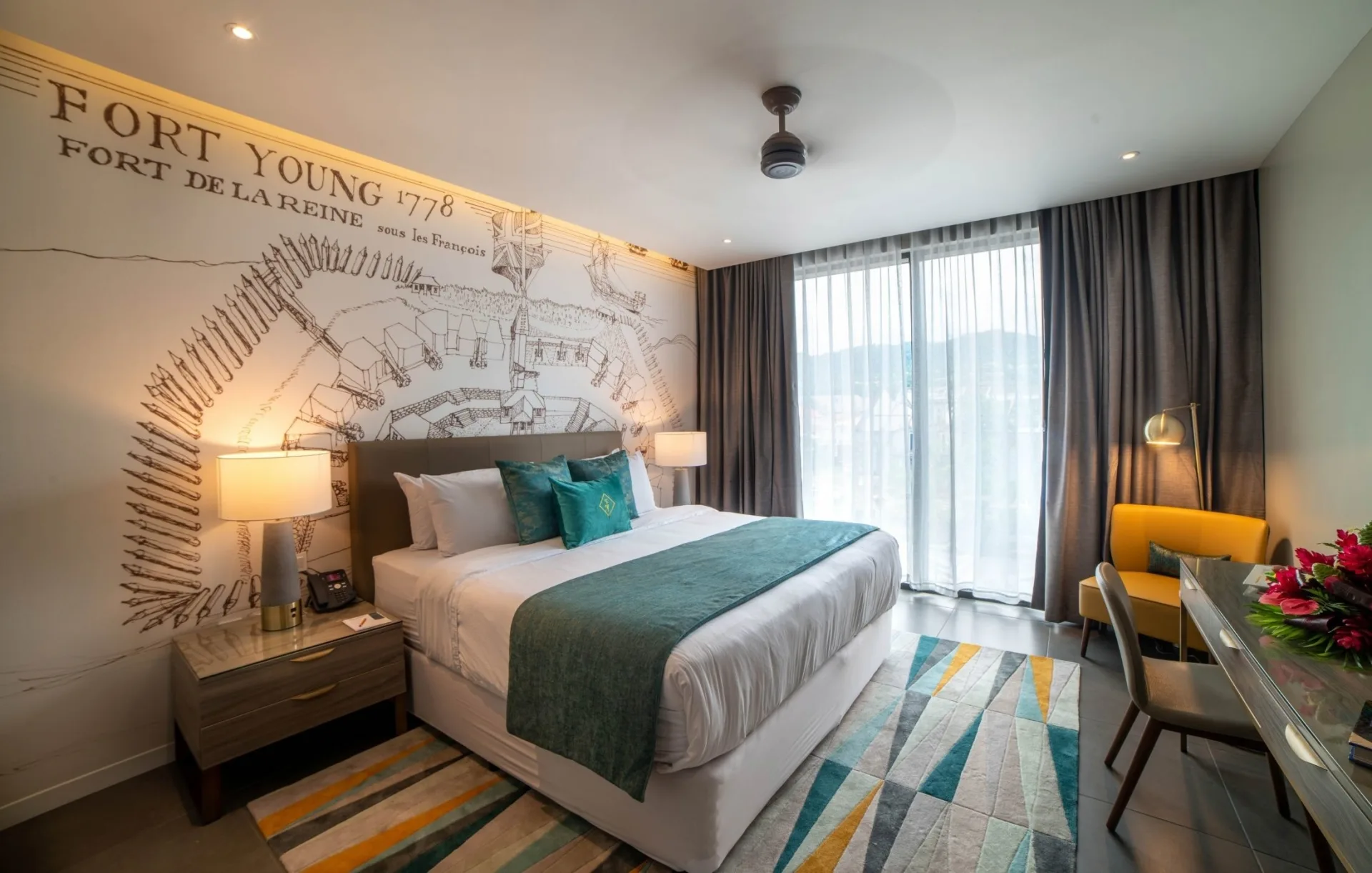 Fort Mountain View Room — кровать и карта Доминики на стене