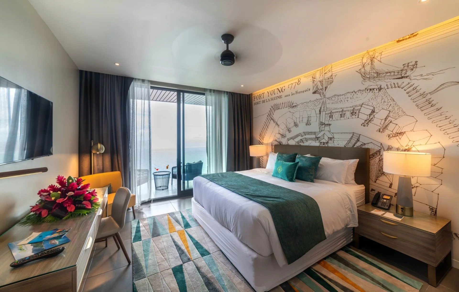 Fort Ocean View Room — кровать и выход на балкон