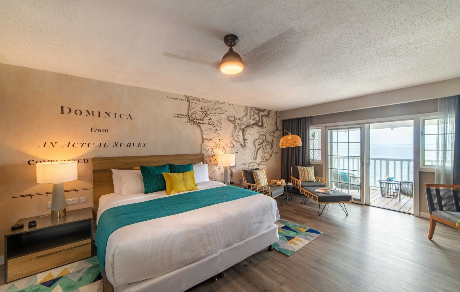 Junior Ocean Suite — кровать и карта на стене