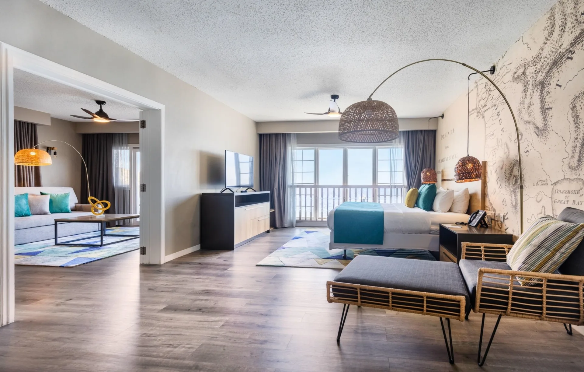 Oceanfront Suite — гостиная с обеденной зоной