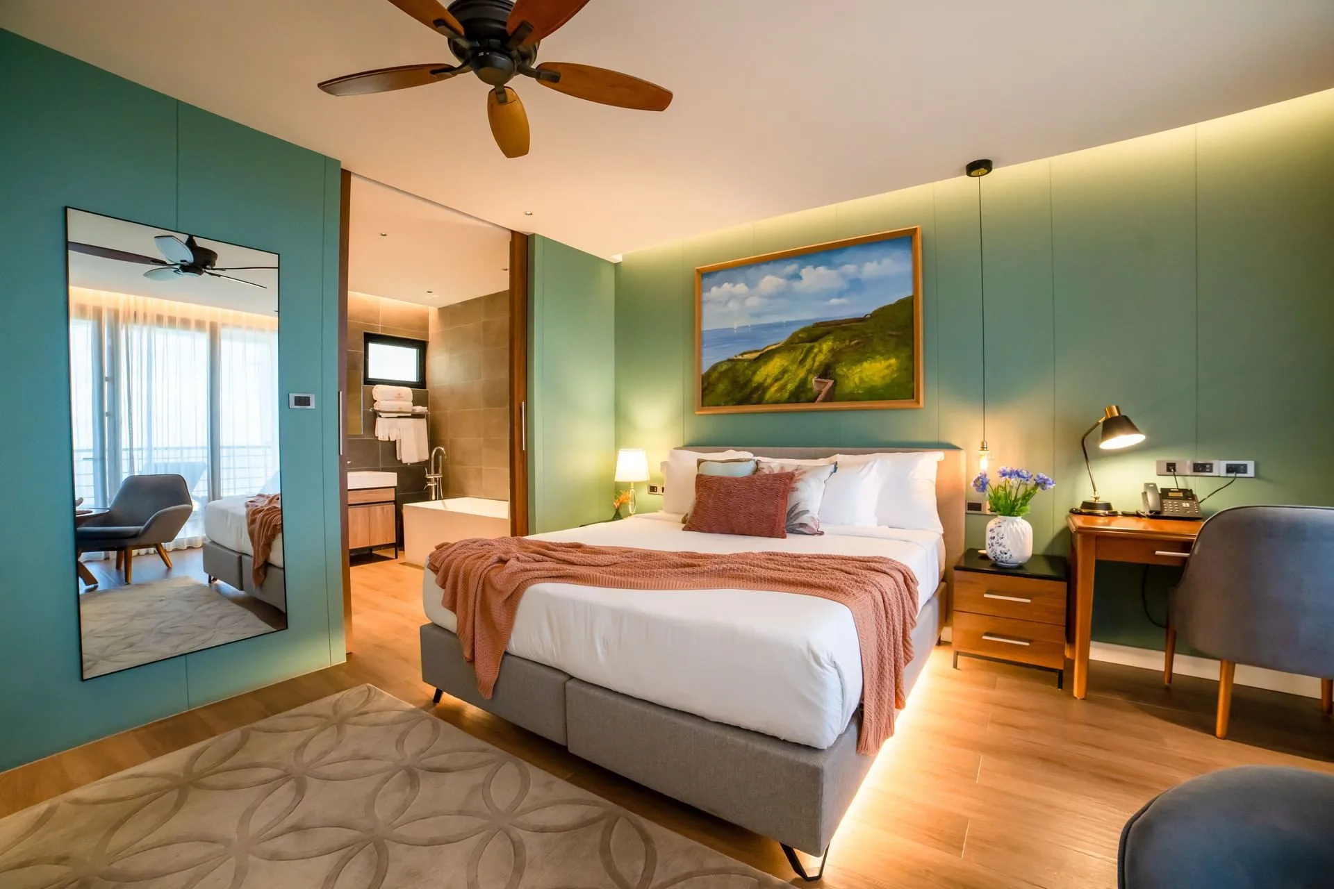 Deluxe Ocean View Room — кровать и зона отдыха