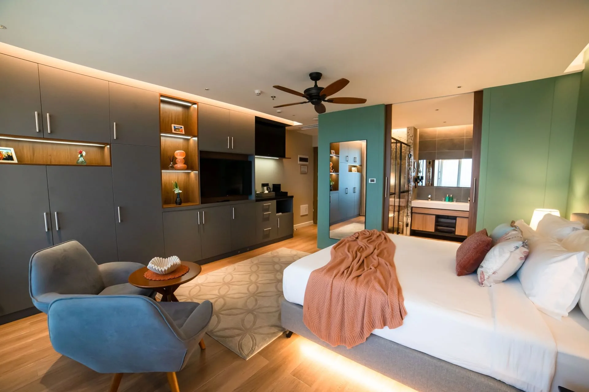 Deluxe Ocean View Room — кровать и телевизор
