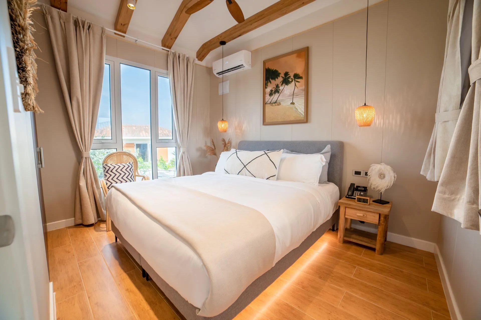 One-Bedroom Cottage — спальня под скатной крышей