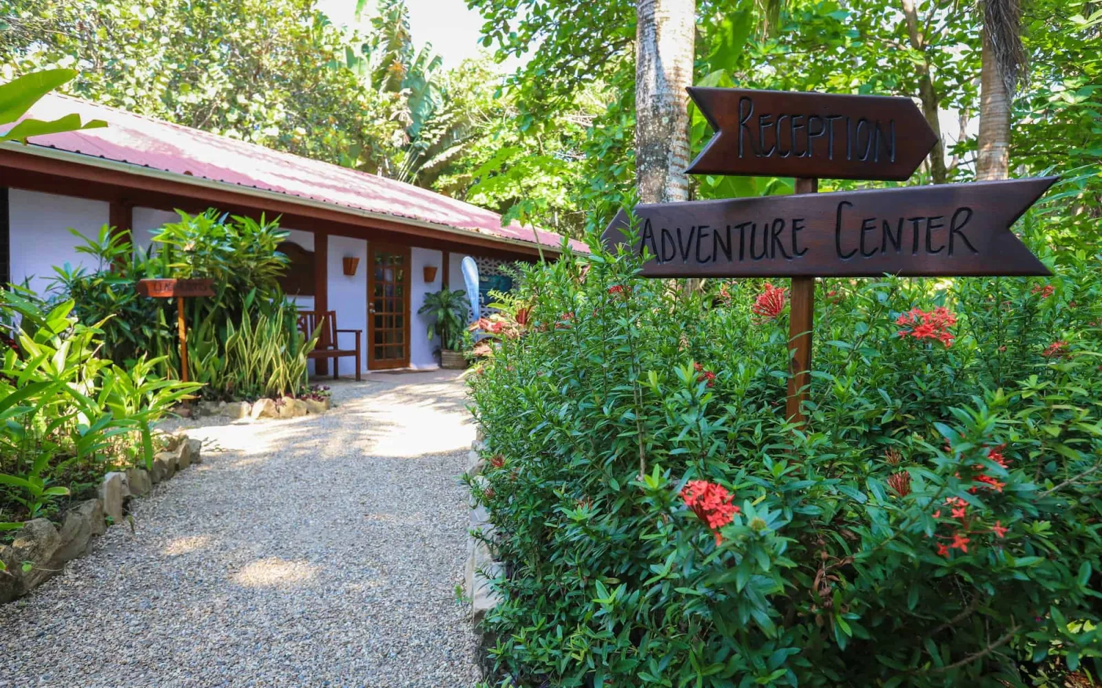 Указатель к Adventure Center среди цветов