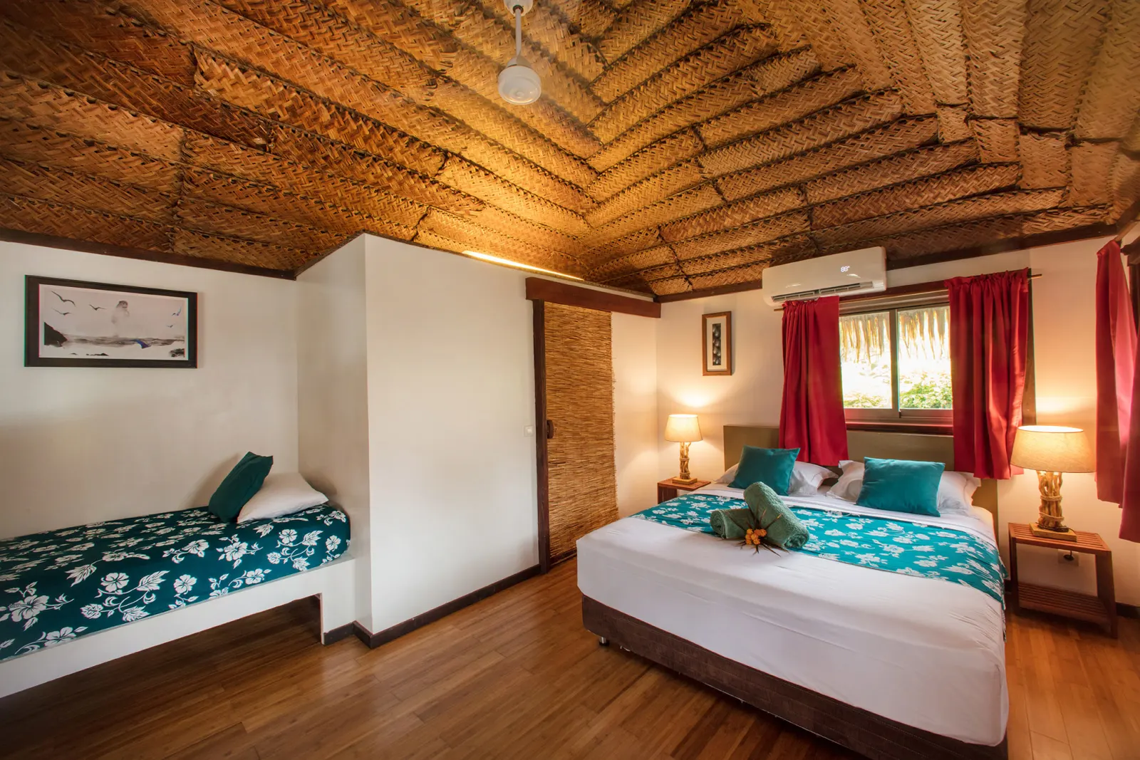 Bungalow Beach — интерьер с кроватью queen-size