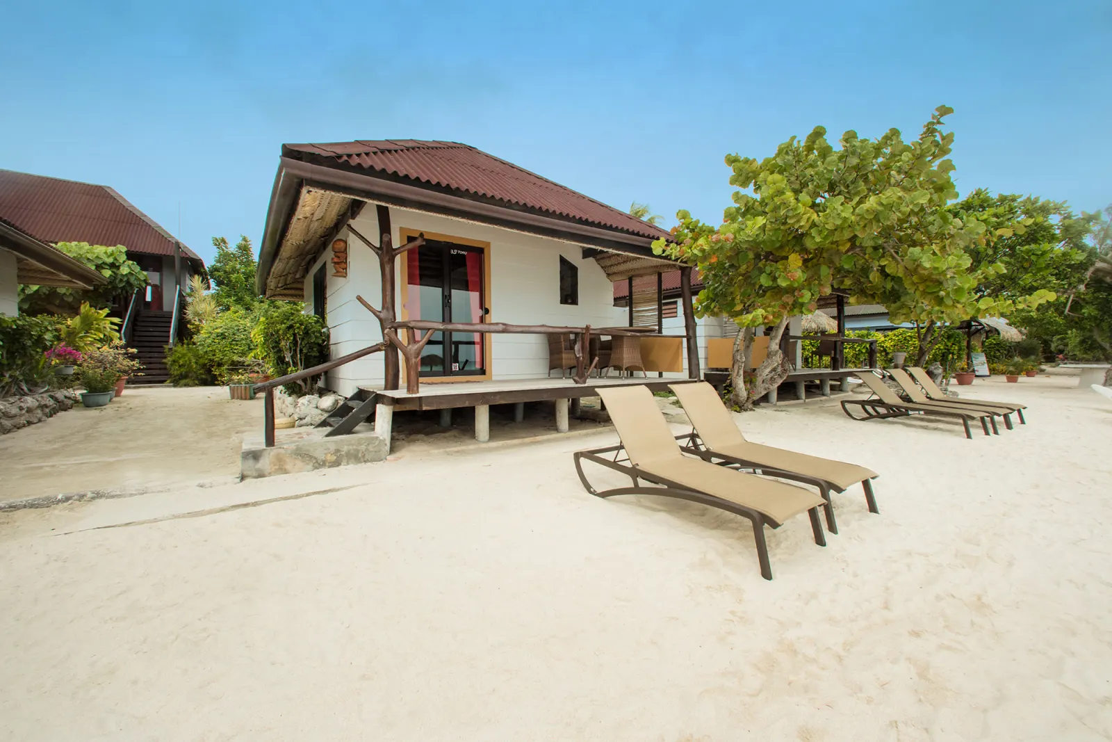Bungalow Beach — вид снаружи с шезлонгами