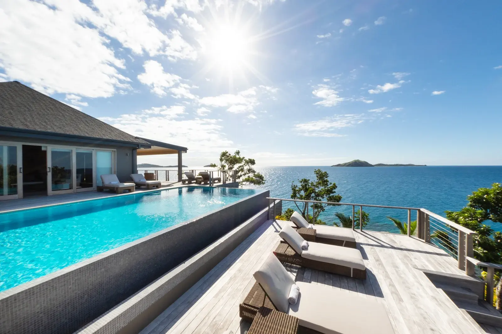 Ocean Residence — бассейн и вид на океан