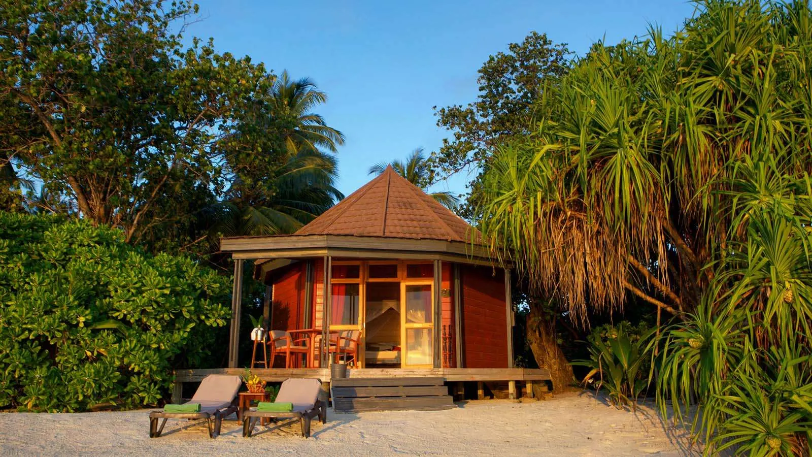 Beach Villa — вилла среди зелени на пляже