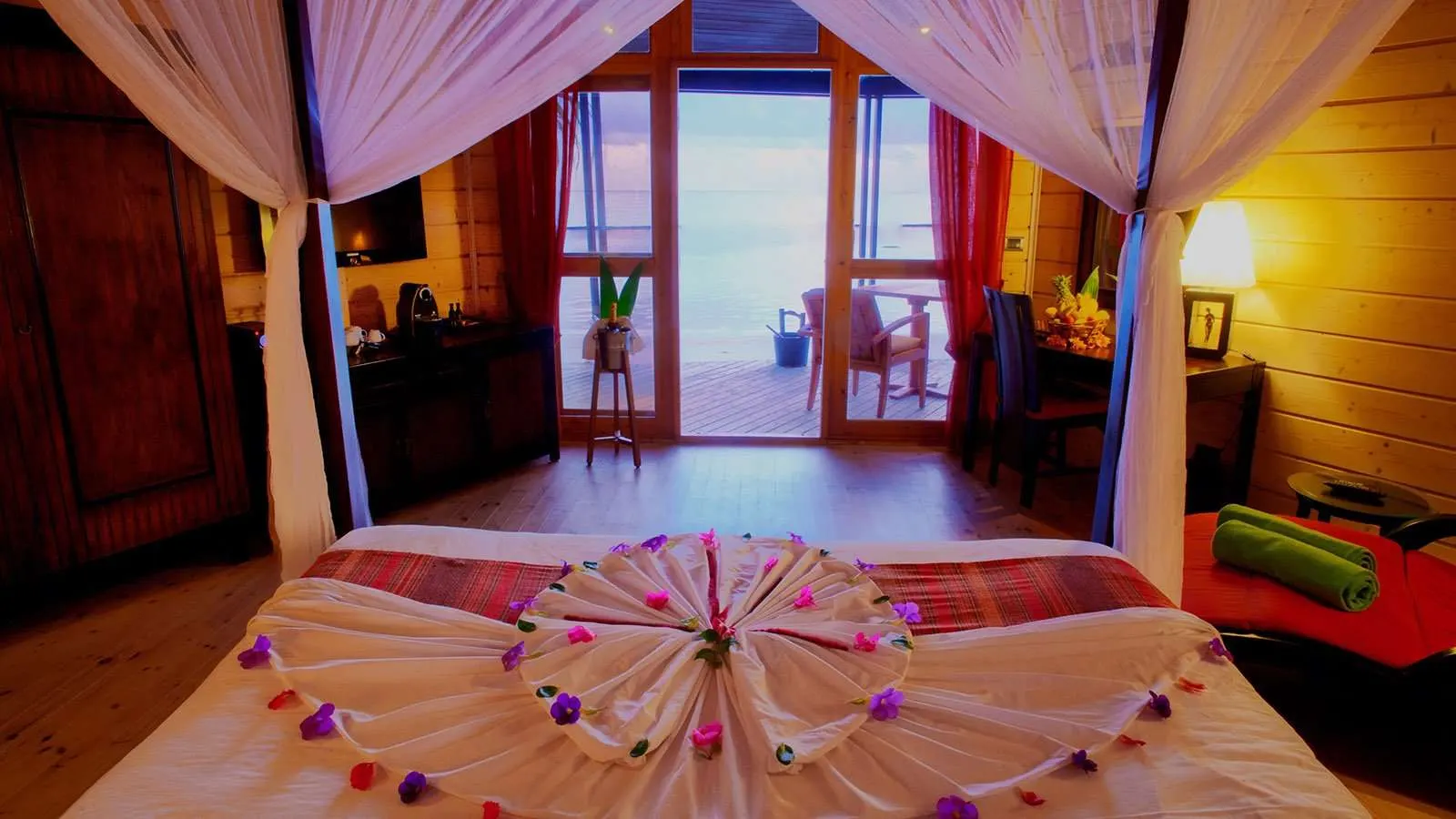 Beach Villa — спальня с балдахином