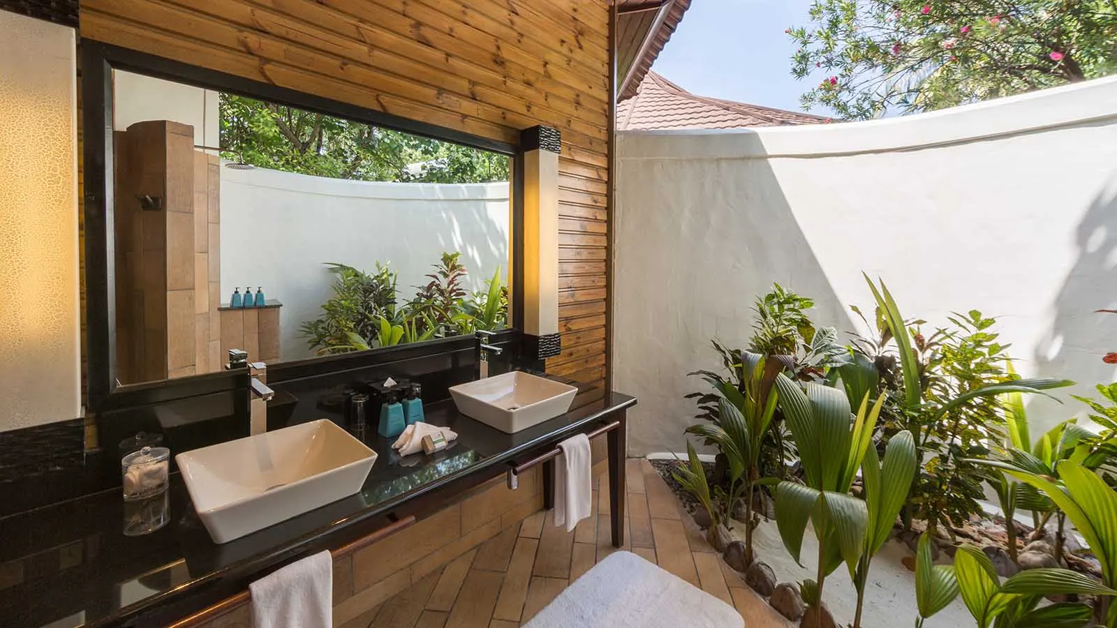 Beach Villa — ванная комната с внутренним двориком