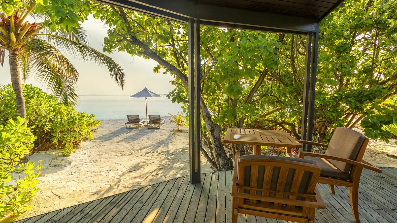 Jacuzzi Beach Villa — терраса виллы