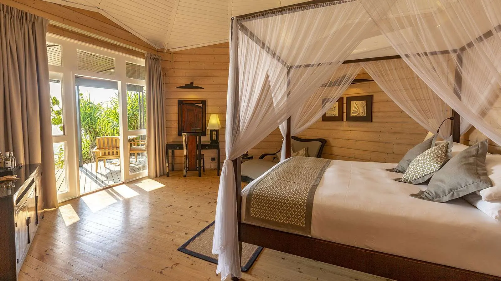 Jacuzzi Beach Villa — спальня с балдахином