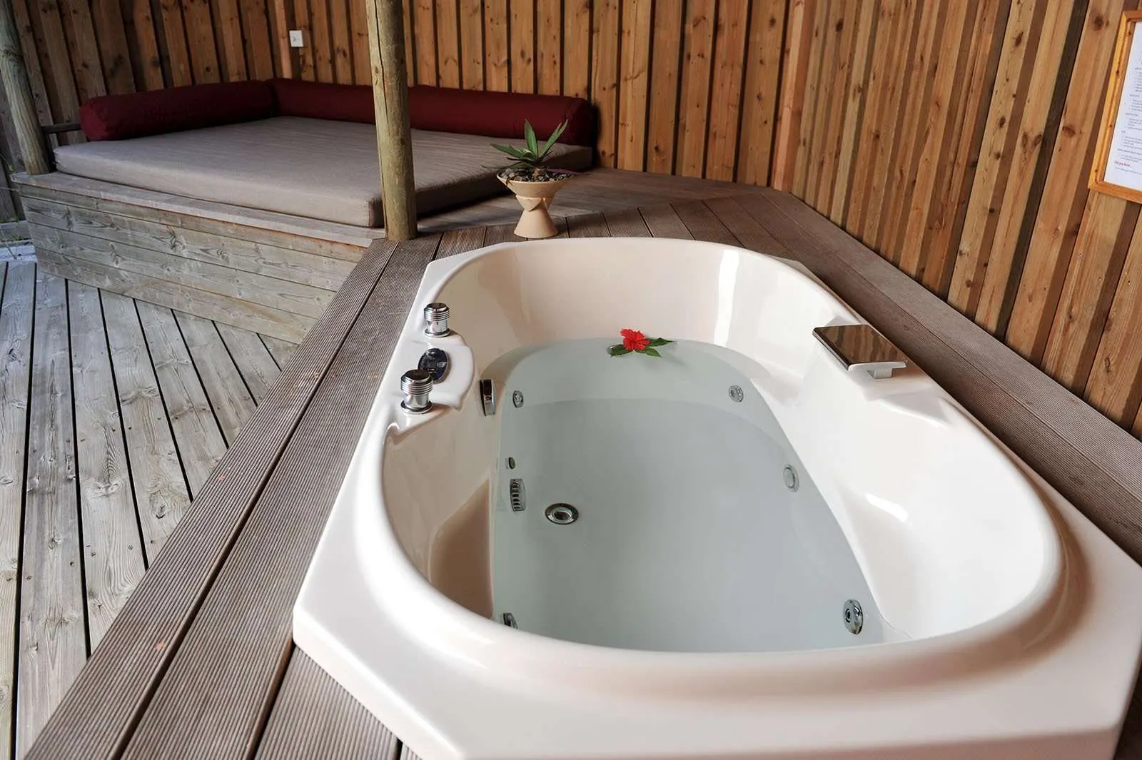Jacuzzi Beach Villa — джакузи на террасе