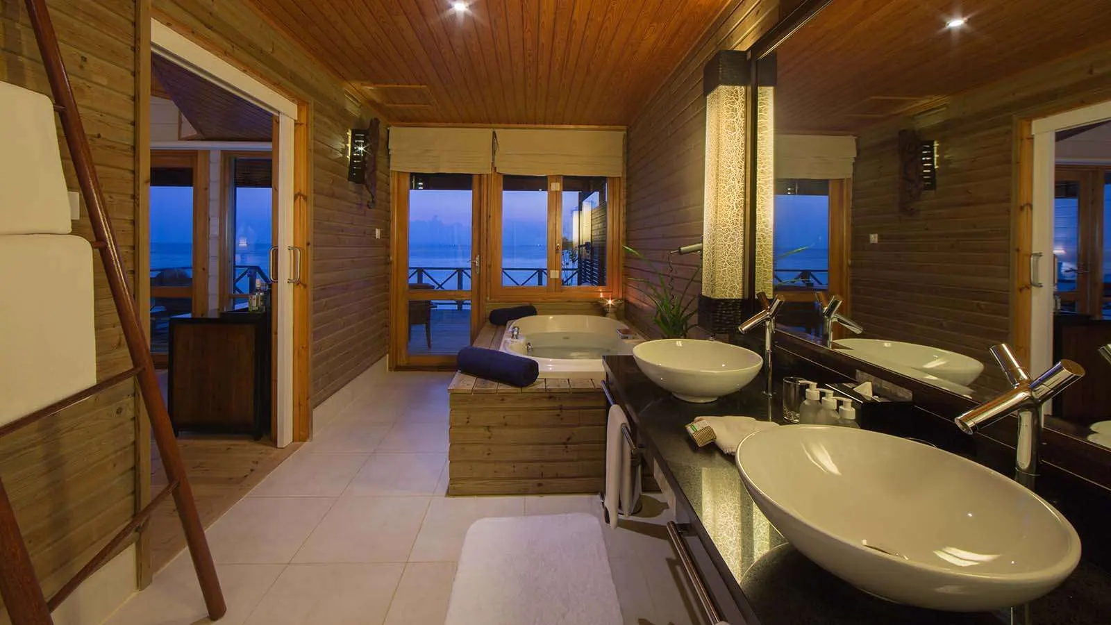 Jacuzzi Water Villa — ванная комната