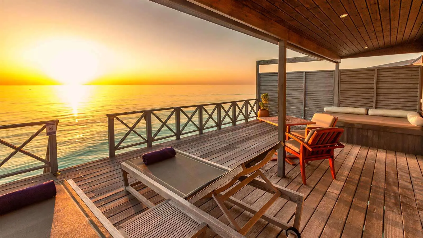 Jacuzzi Water Villa — терраса на закате