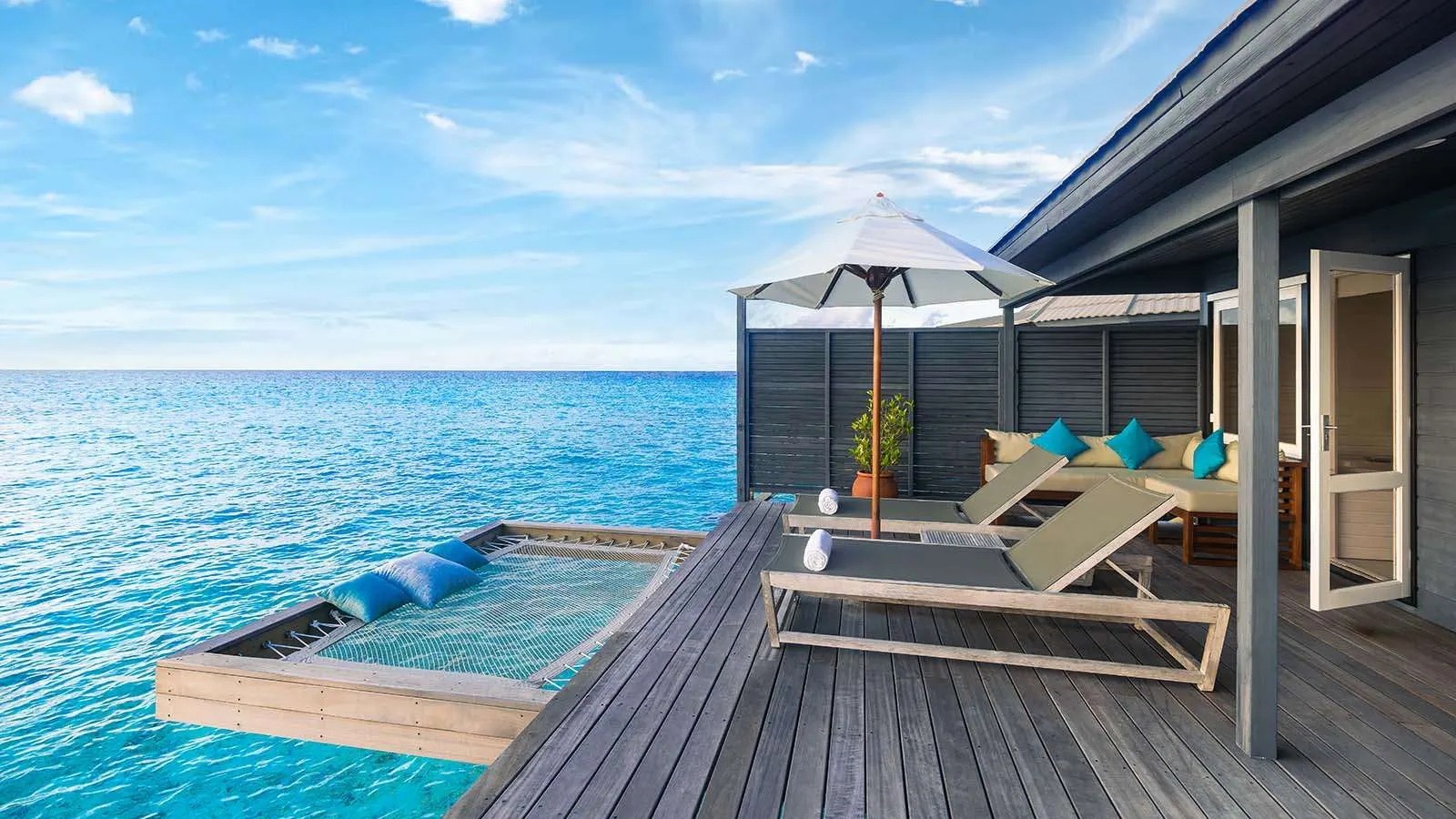 Ocean Jacuzzi Water Villa — терраса над лагуной