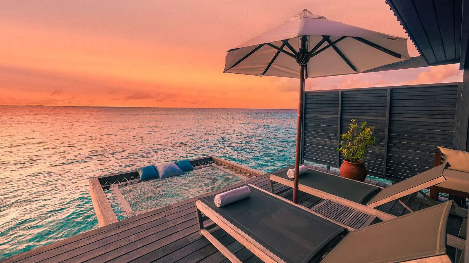 Ocean Jacuzzi Water Villa — терраса на закате