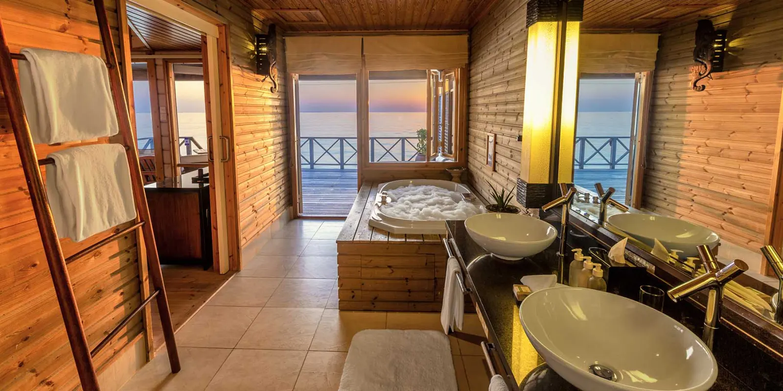 Ocean Jacuzzi Water Villa — ванная комната с джакузи