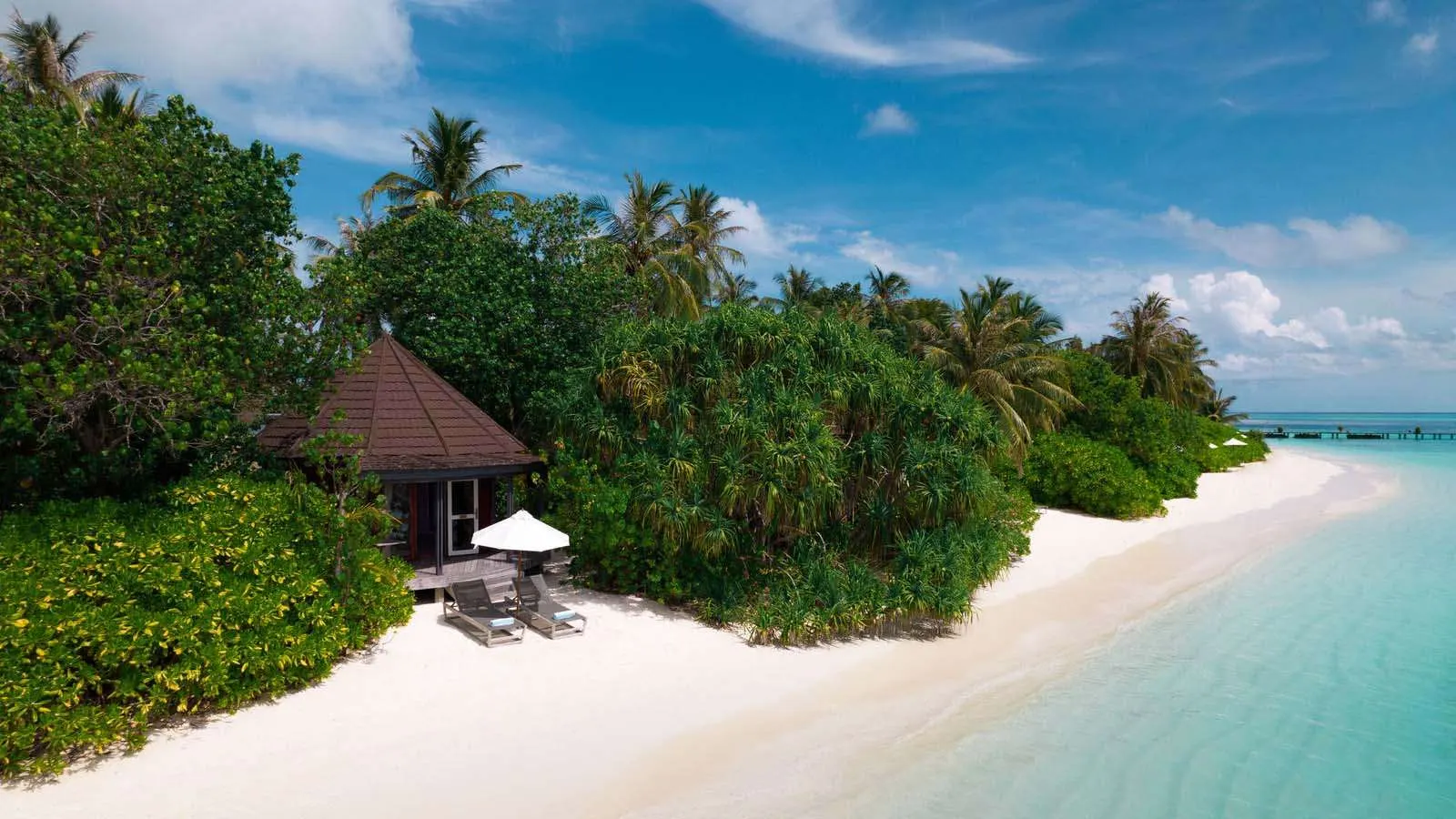 Premium Jacuzzi Beach Villa — пляж перед виллами