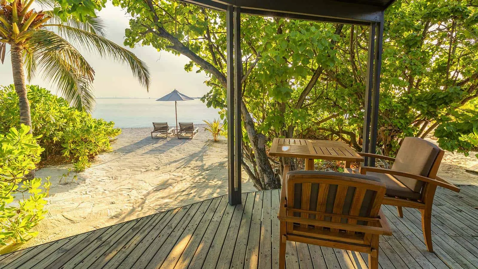 Premium Jacuzzi Beach Villa — терраса с видом на лагуну