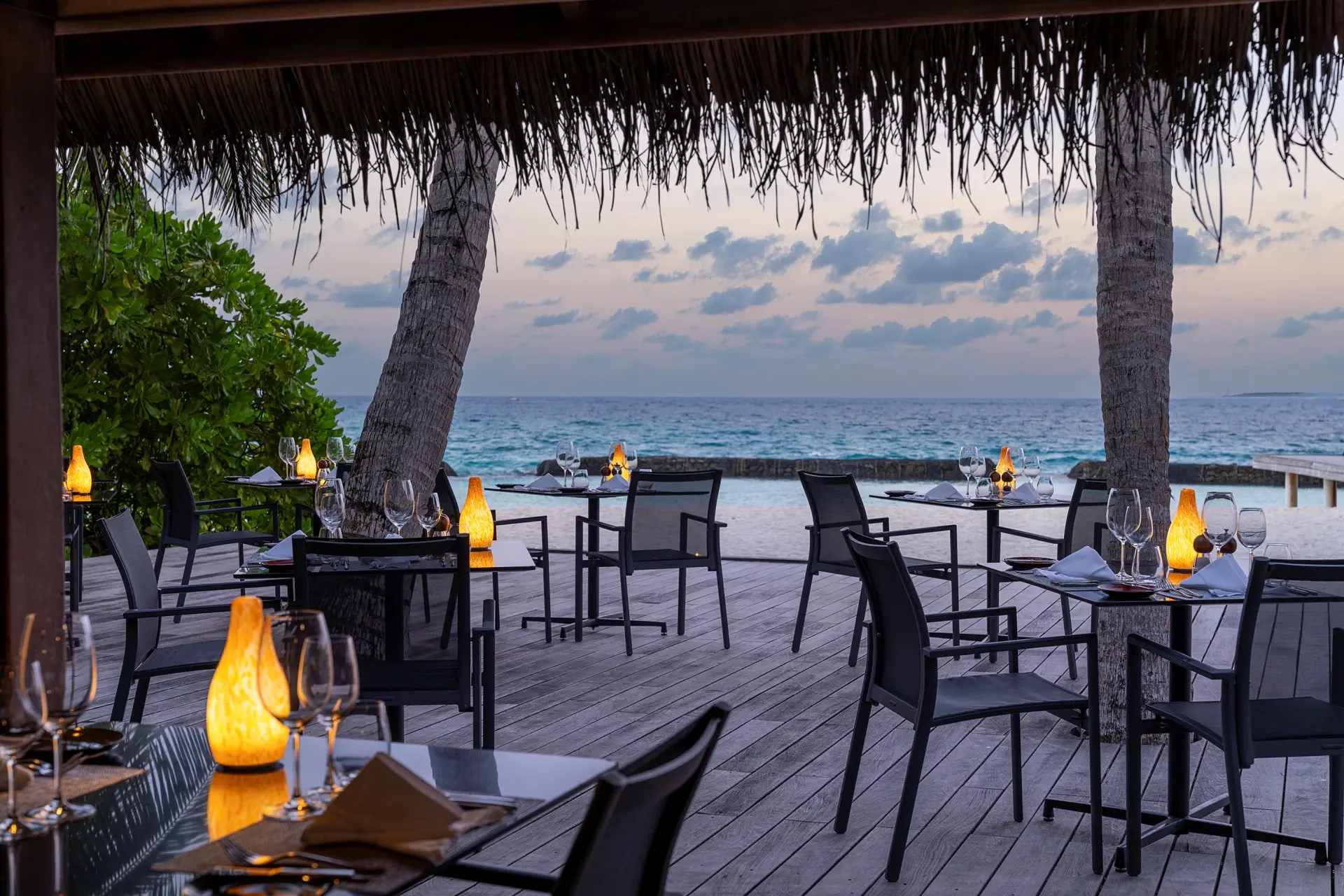 Island Barbeque в сумерках