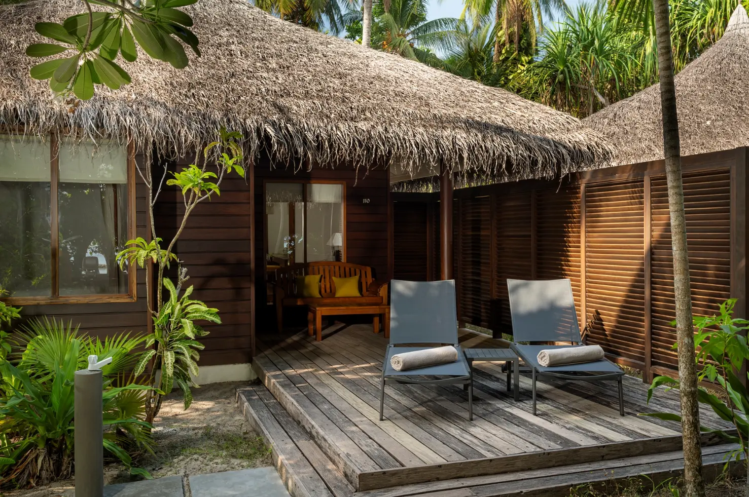 Beach Bungalow — терраса с лежаками
