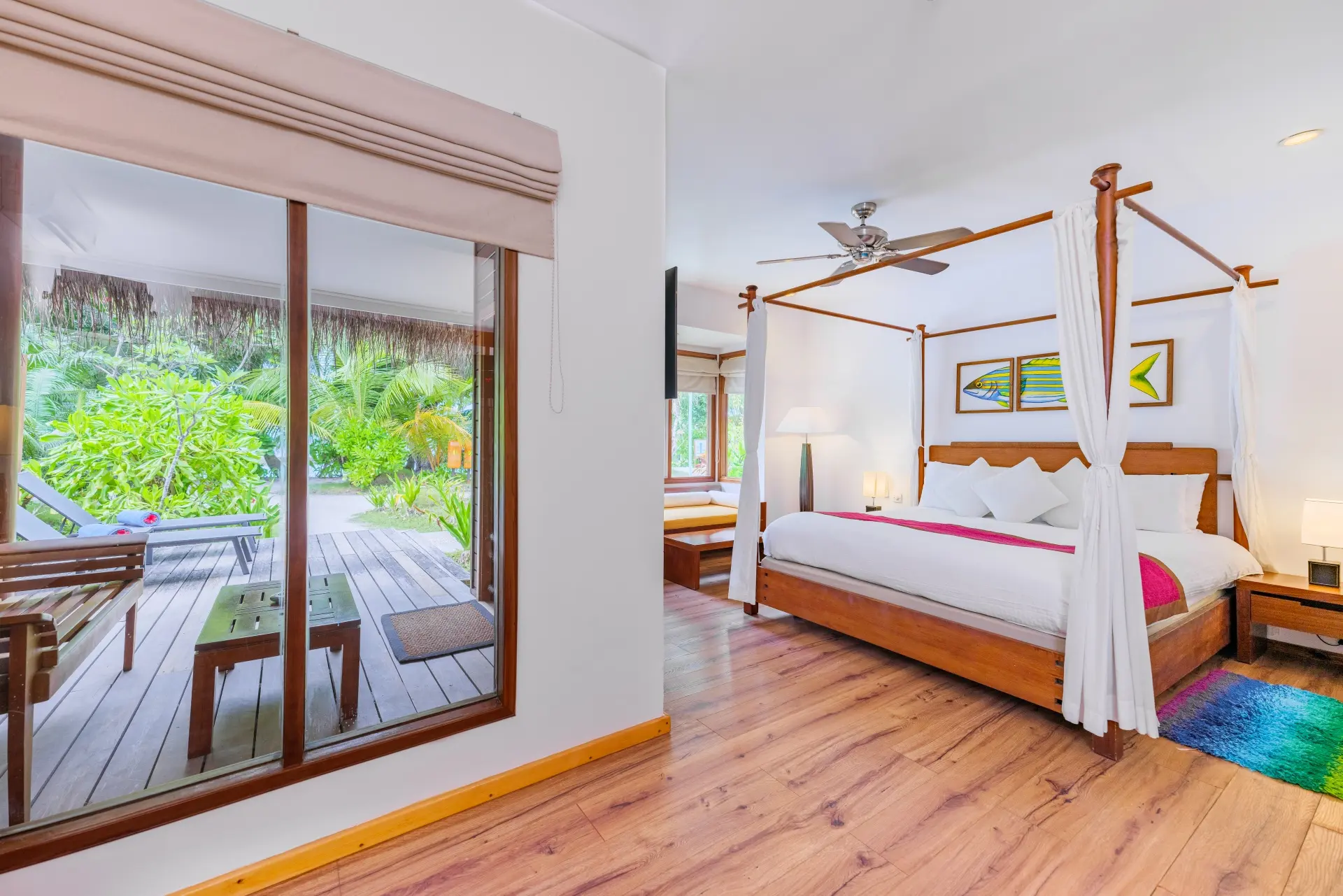 Beach Bungalow — спальня с кроватью под балдахином