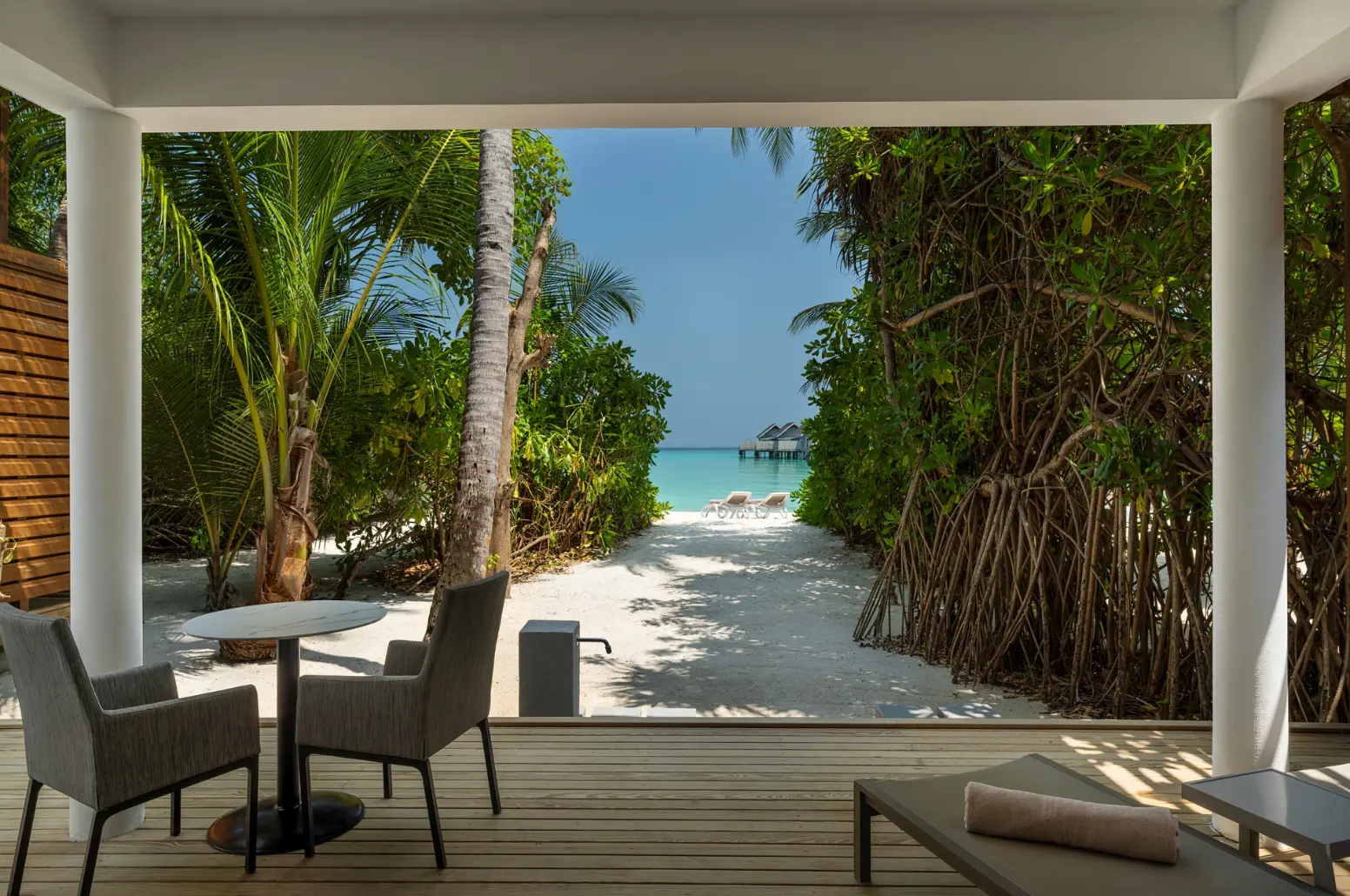 Two Bedroom Beach House — терраса у пляжа