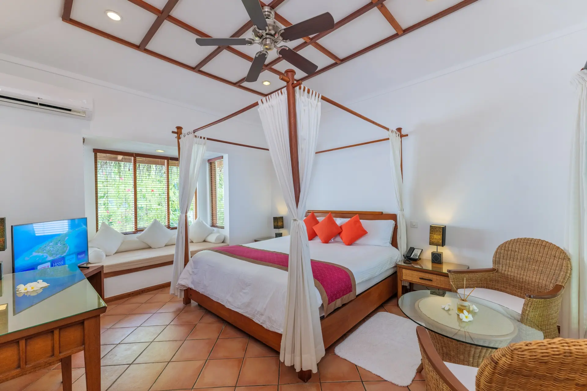 Deluxe Beach Villa — спальня с кроватью под балдахином