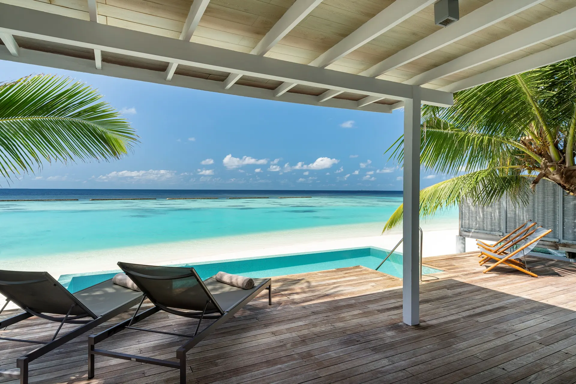 Pool Villa — бассейн и лежаки у лагуны