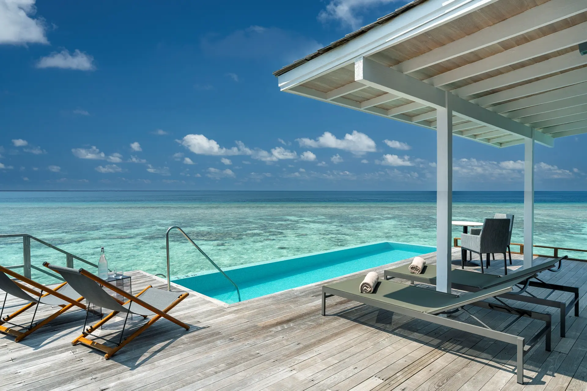 Thundi Water Villa with Pool — бассейн и терраса