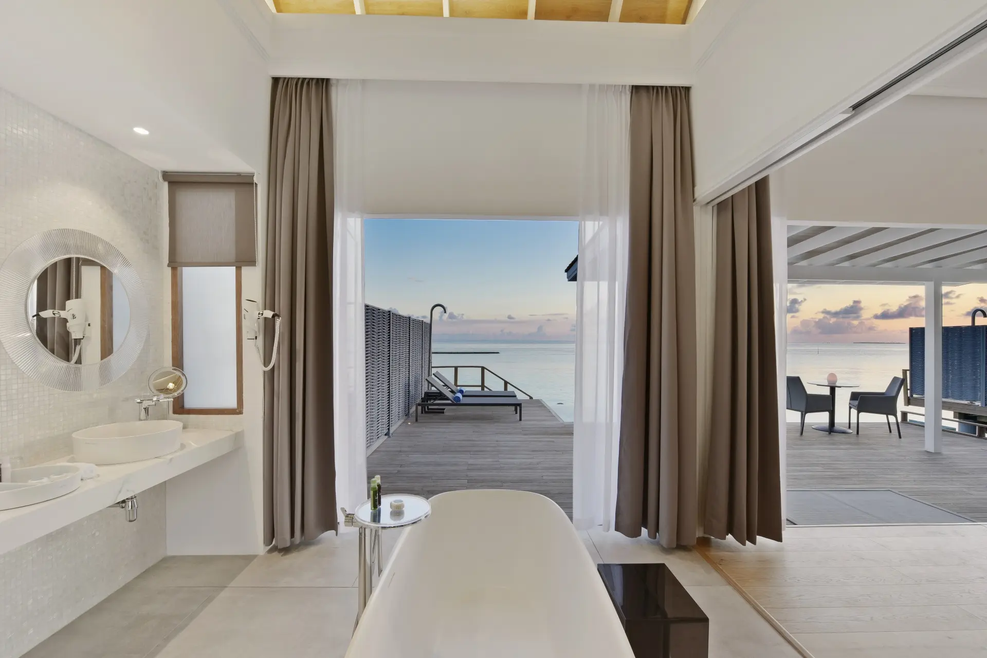 Thundi Water Villa with Pool — ванная с видом на лагуну