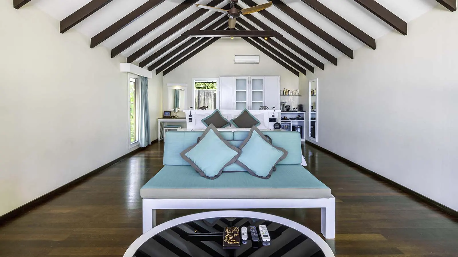 Deluxe Beach Villa — спальня