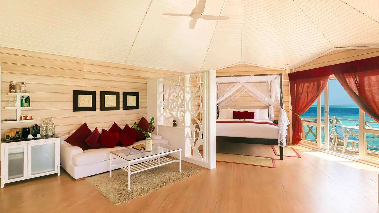 Sangu Water Villa Honeymoon Suite — спальня