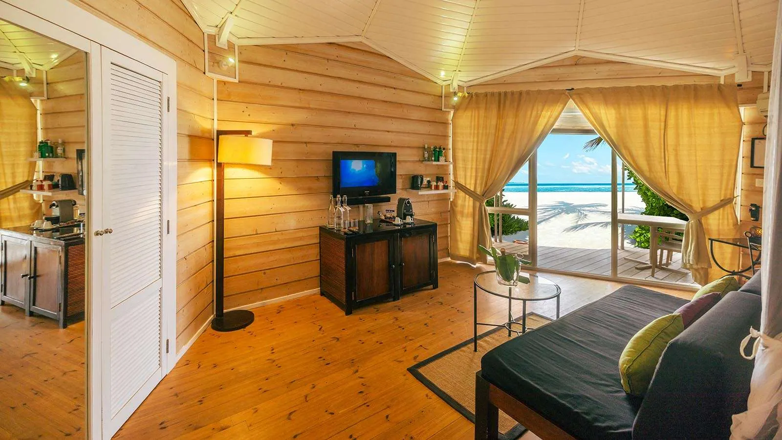 O Jacuzzi Beach Villa — интерьер