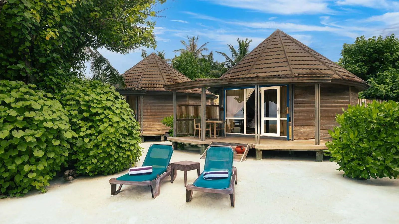 O Jacuzzi Beach Villa — вилла и лежаки