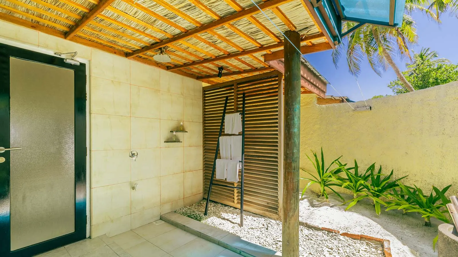 Premium Beach Bungalow — ванная под открытым небом