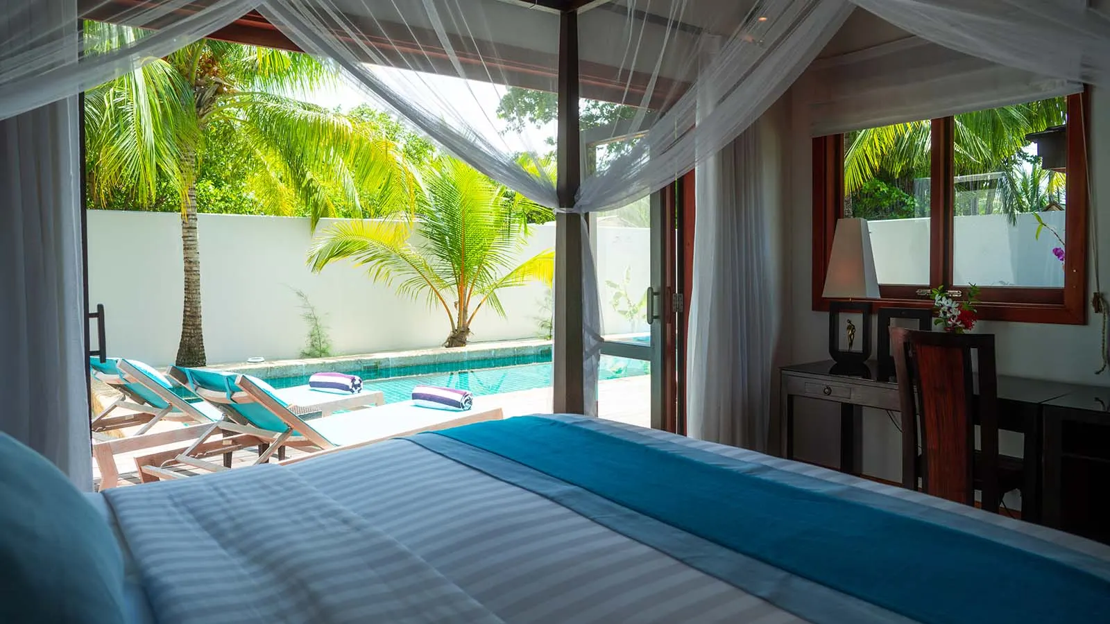 Private Pool Villa — спальня с выходом к бассейну