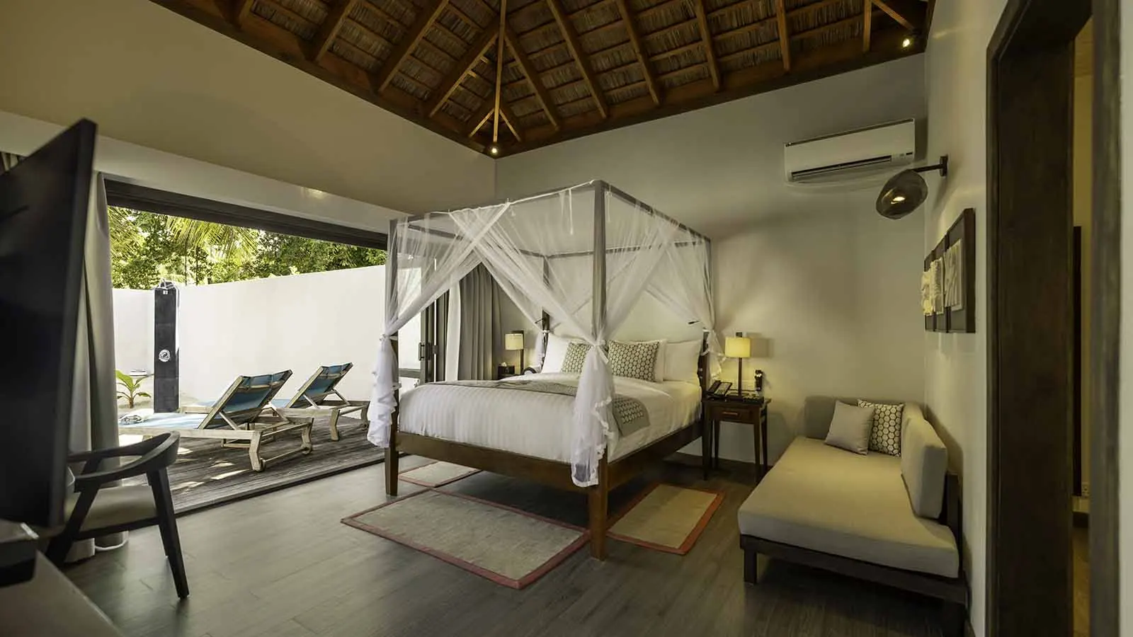 Private Pool Villa Family Suite — спальня