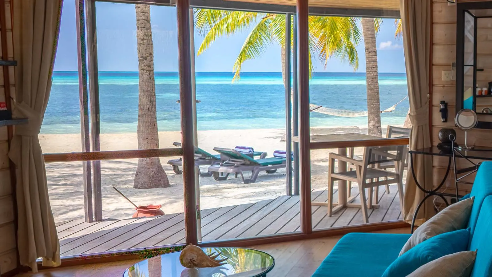 Sangu Jacuzzi Beach Villa — вид из виллы на лагуну