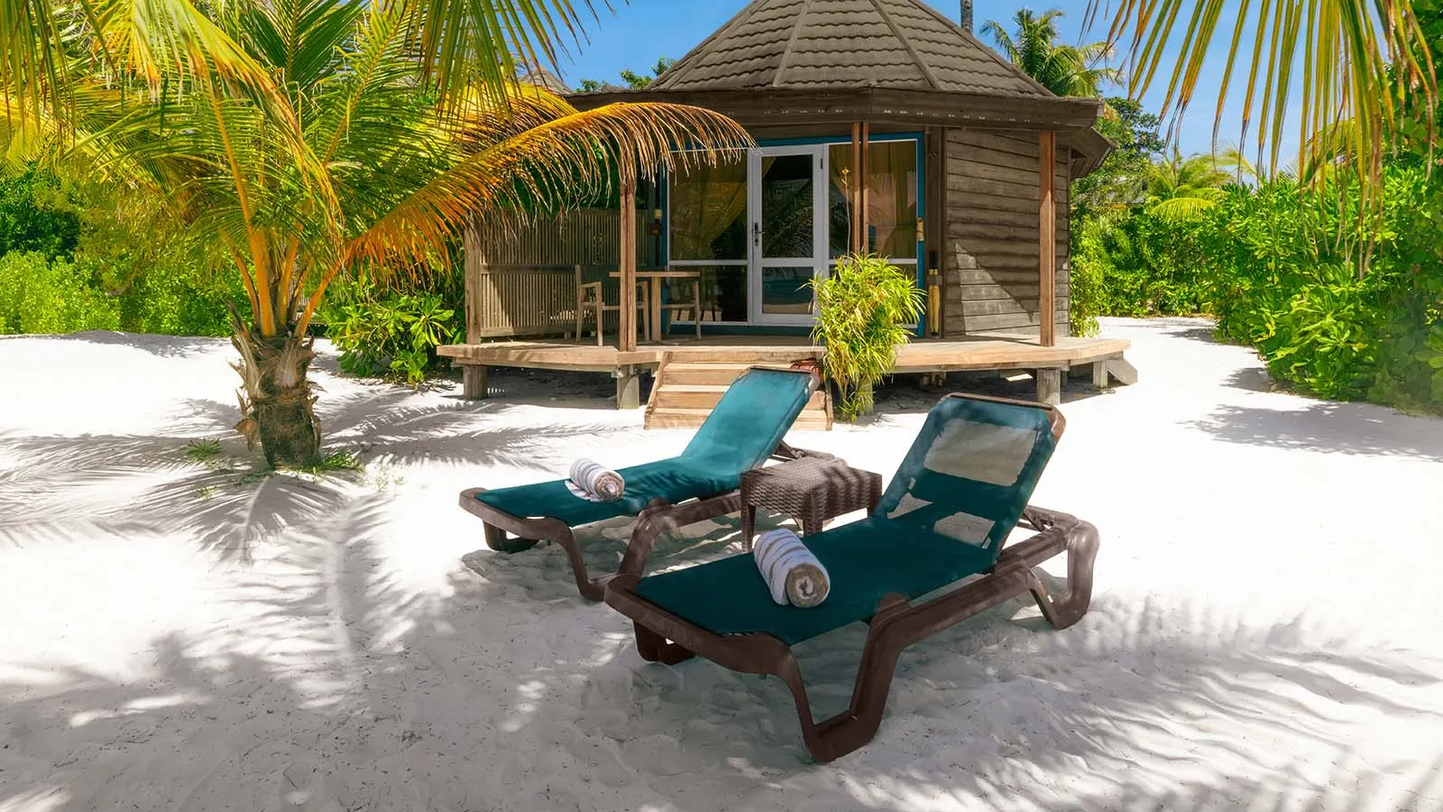 Sangu Premium Beach Villa — вилла и лежаки на пляже