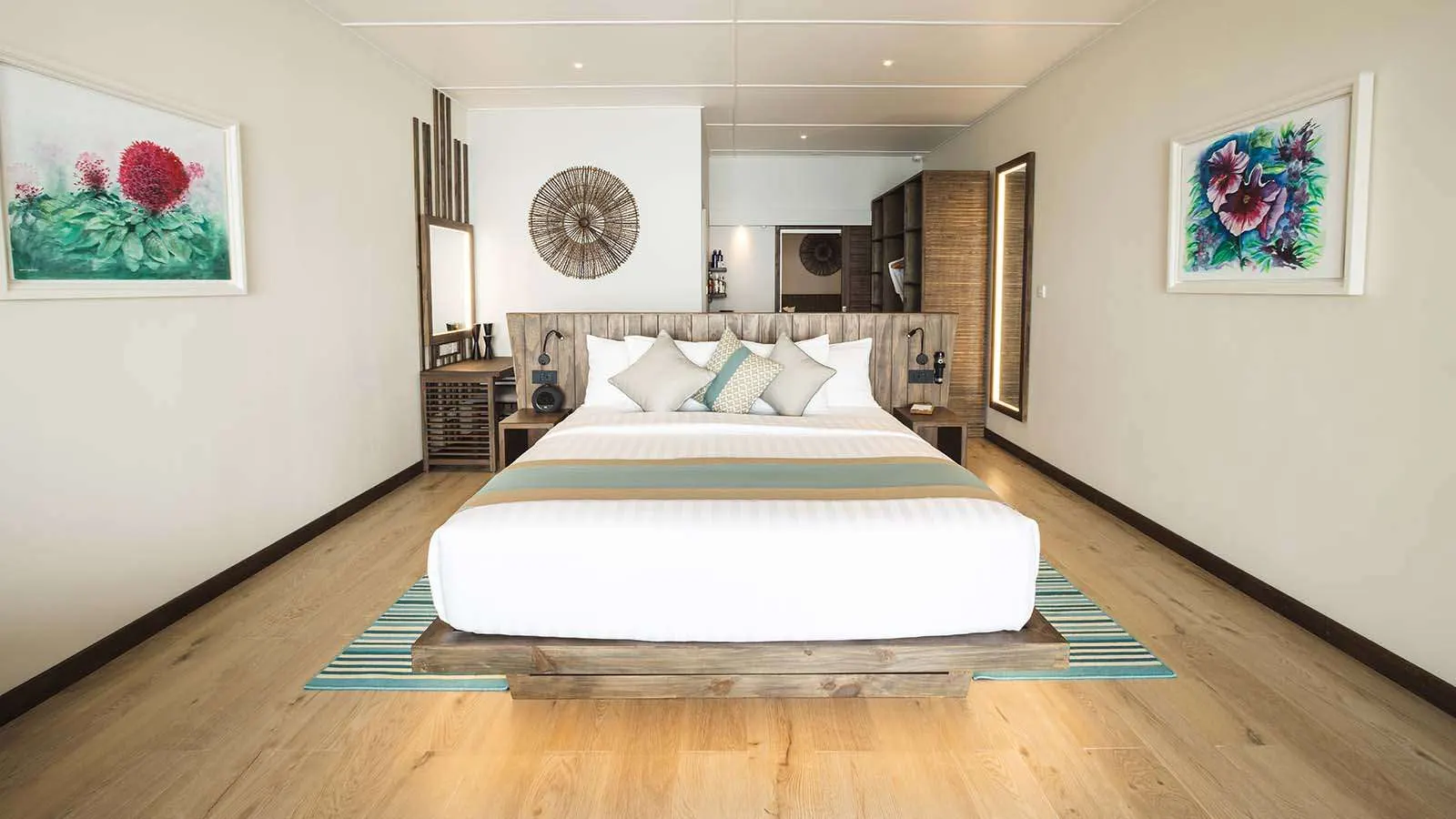 Two Bedroom Beach Villa — главная спальня