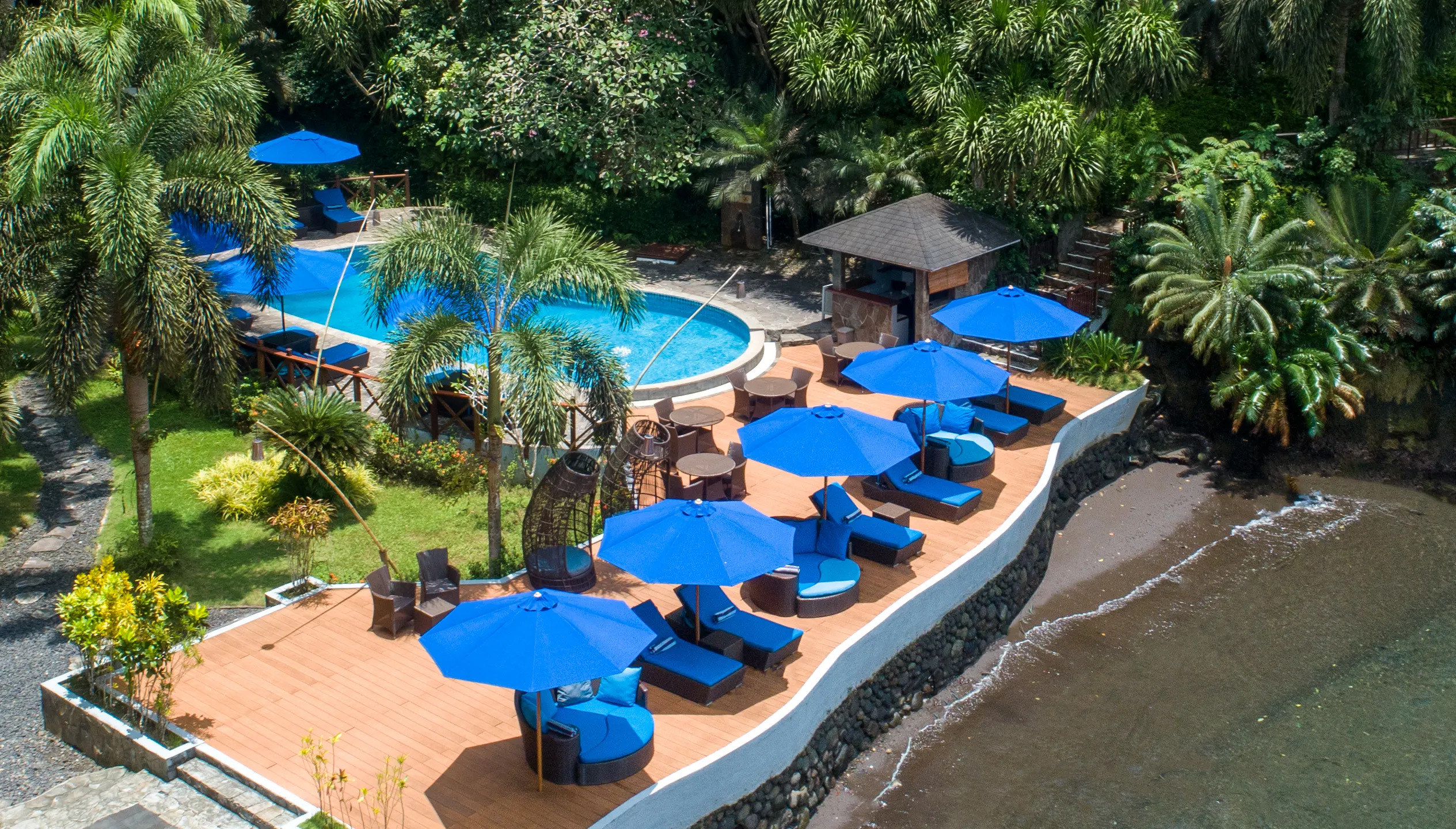 Pool and sun terrace right at the water's edge