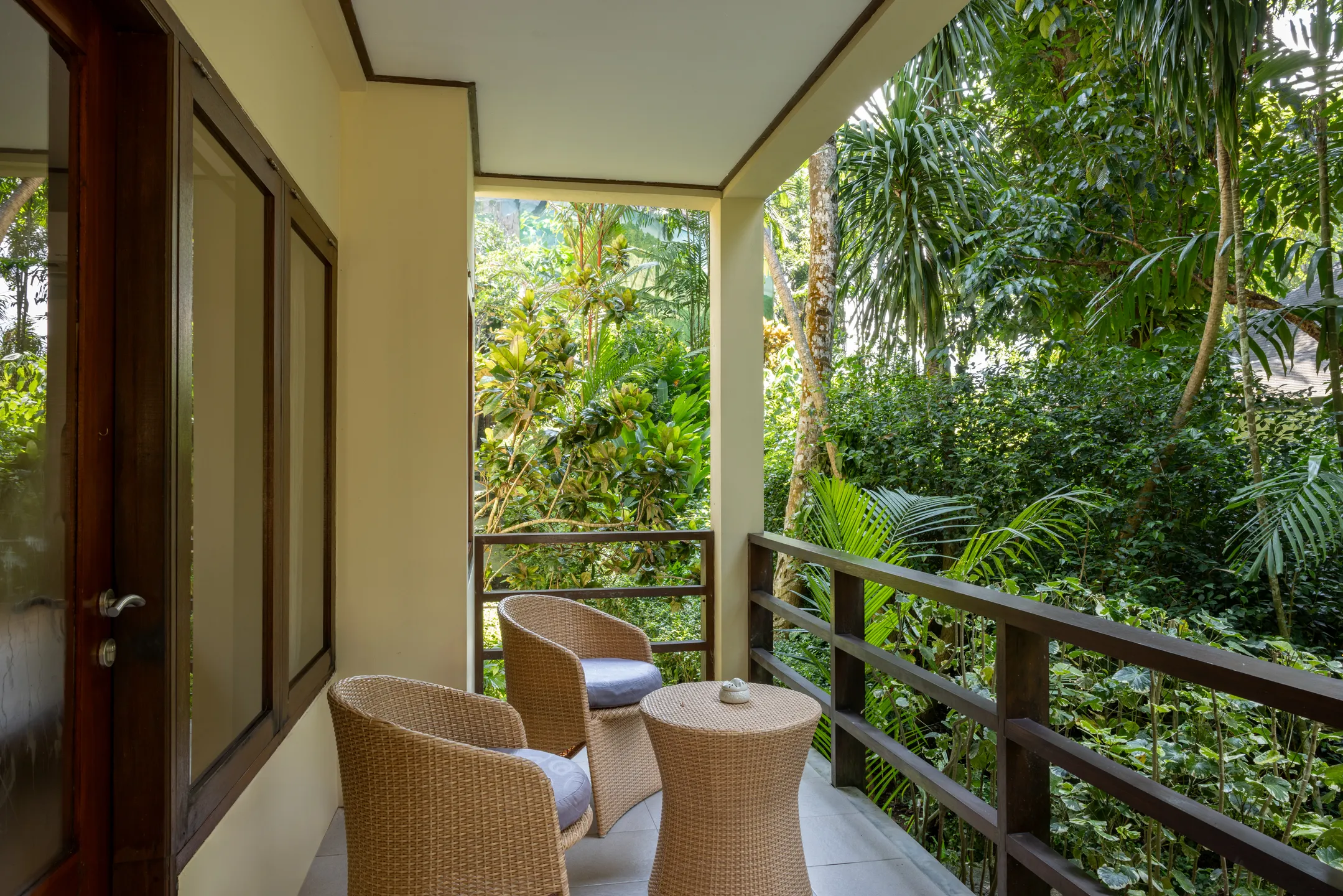 Веранда номера Garden View с плетёными креслами