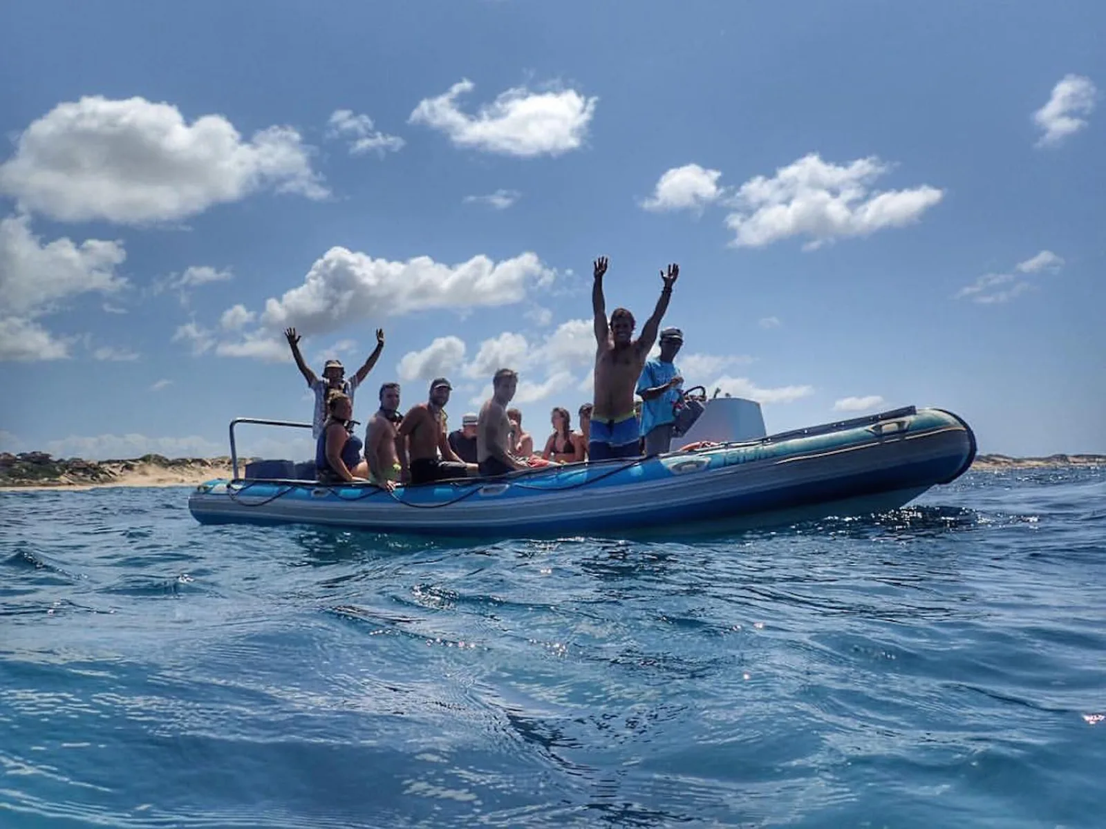 Ocean Safari — лодка с гостями в открытом море